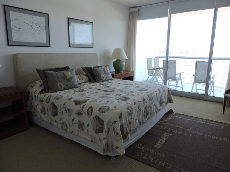 Departamento de 4 dormitorios y dependencia frente a la desembocadura